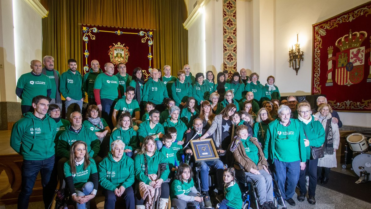 Afectados, familias y miembros de la asociación en el momento de recoger el Báculo de Oro el pasado mes de febrero. SANTI O OTERO
