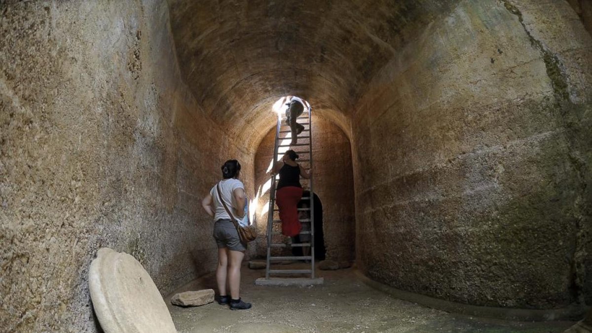 Interior de las cisternas de Uxama-El Burgo de Osma (Soria).-ICAL