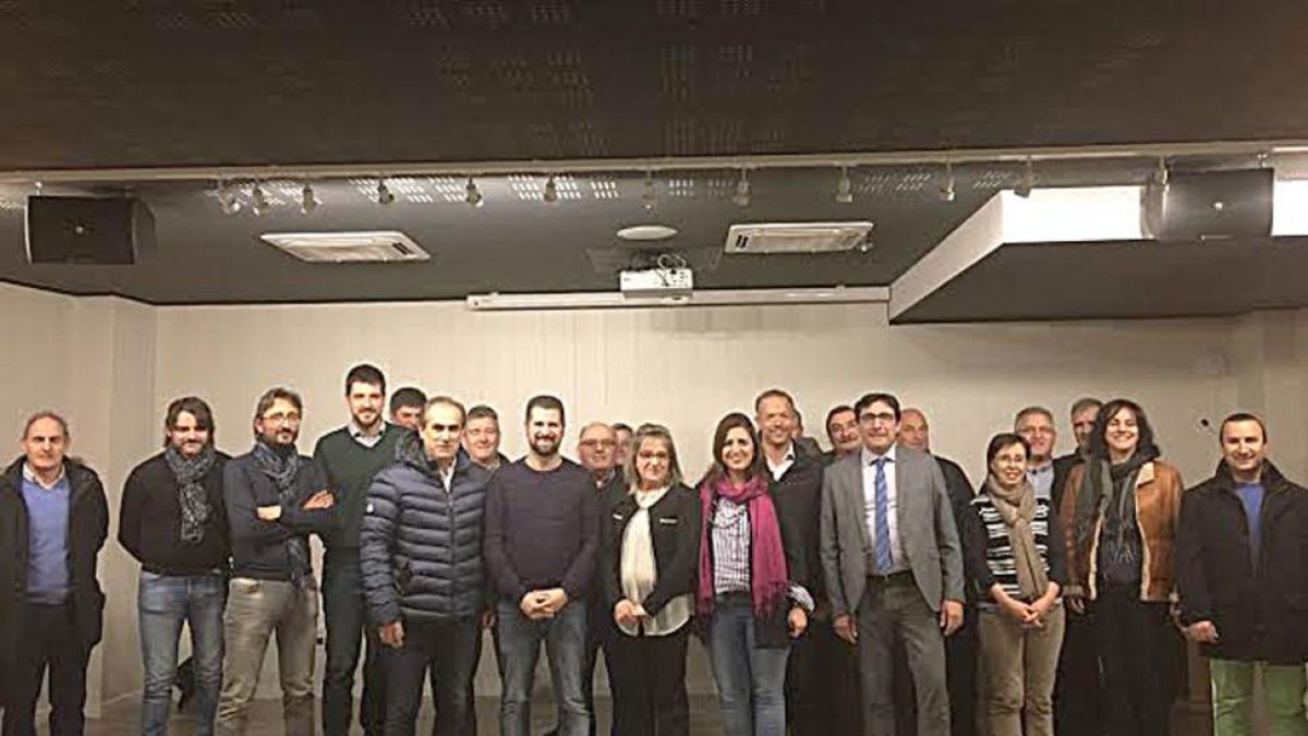 Luis Tudanca y Esther Peña posaron con los alcaldes y concejales que participaron en el encuentro de ayer.-ECB