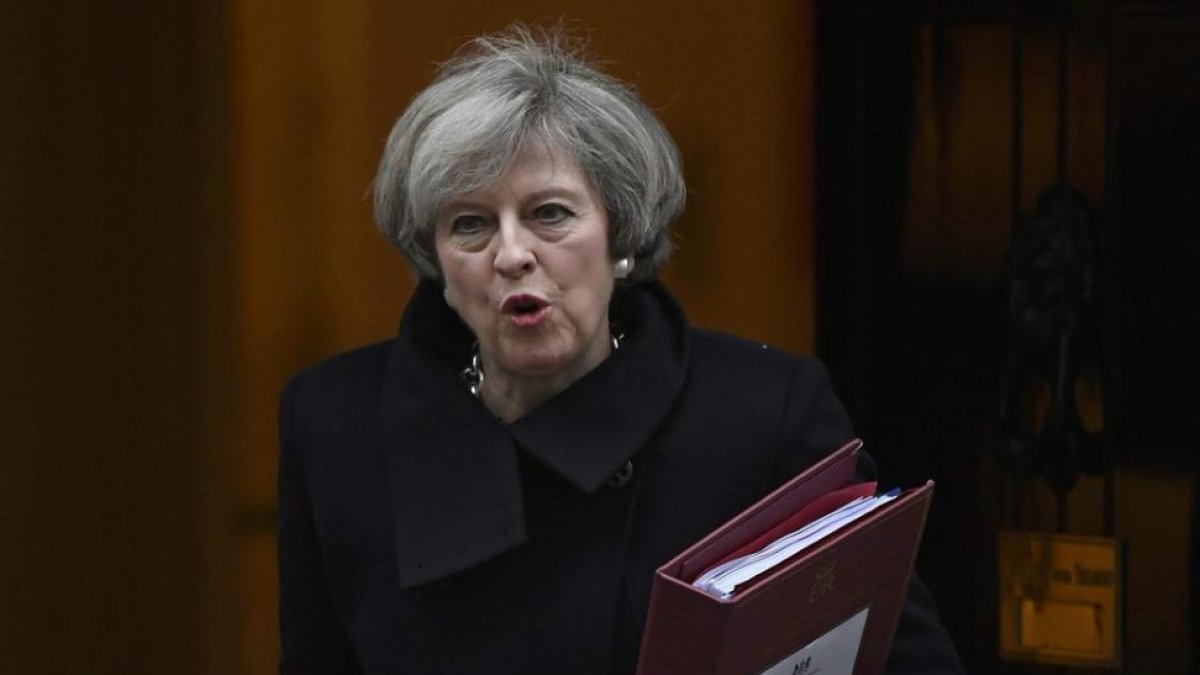 La primera ministra, Theresa May, sale de Downing Street.-TOBY MELVILLE