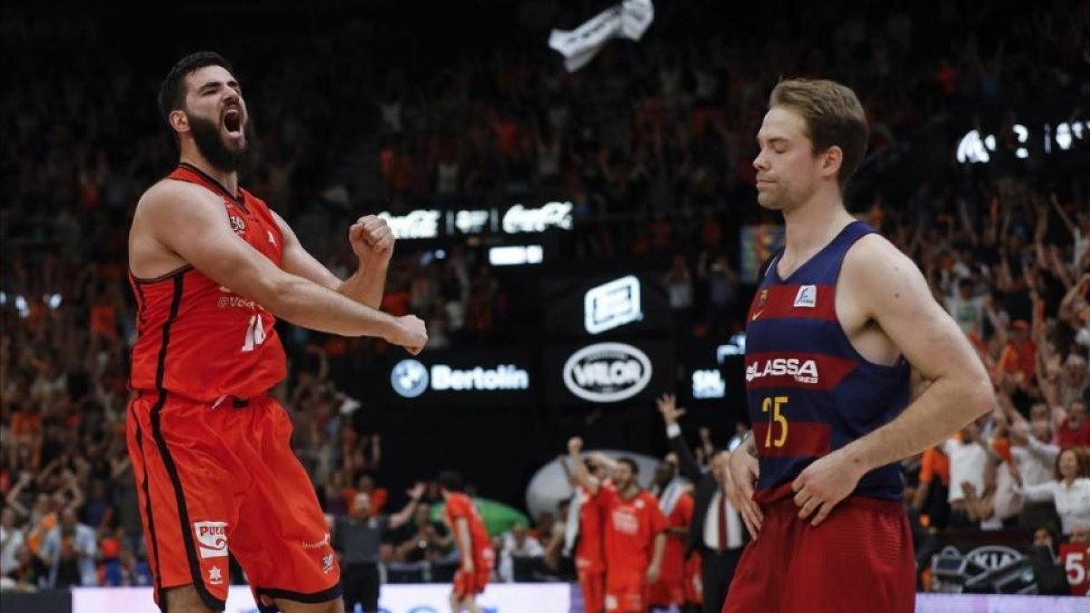 Dubljevic celebra el triunfo en las semifinales de la pasada Liga ante el Barça, en presencia de Koponen-MIGUEL LORENZO