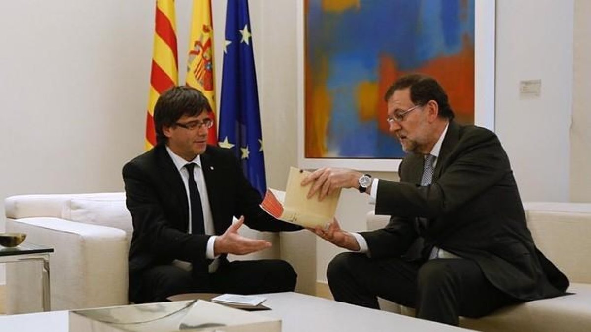 Puigdemont y Rajoy, en la entrevista que mantuvieron en la Moncloa en abril del 2016.-DAVID CASTRO