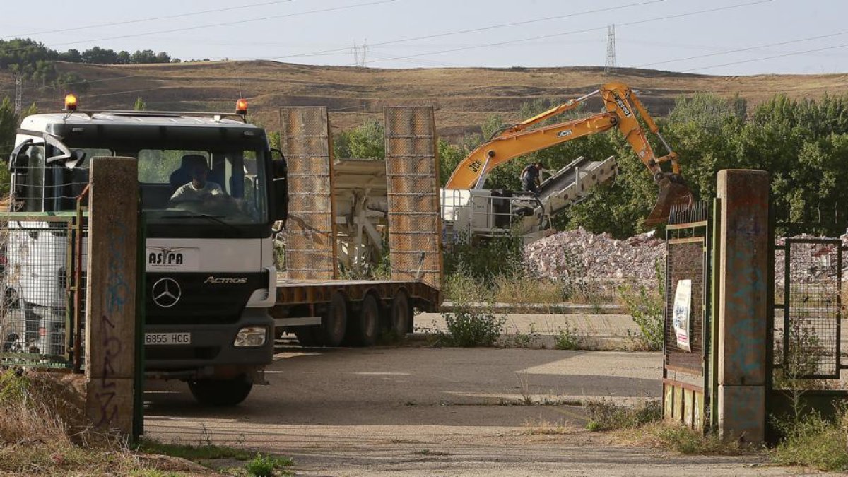 Trabajos de machaqueo de escombro en el recinto de La Milanera, en una imagen tomada en la tarde de ayer.-RAÚL G. OCHOA