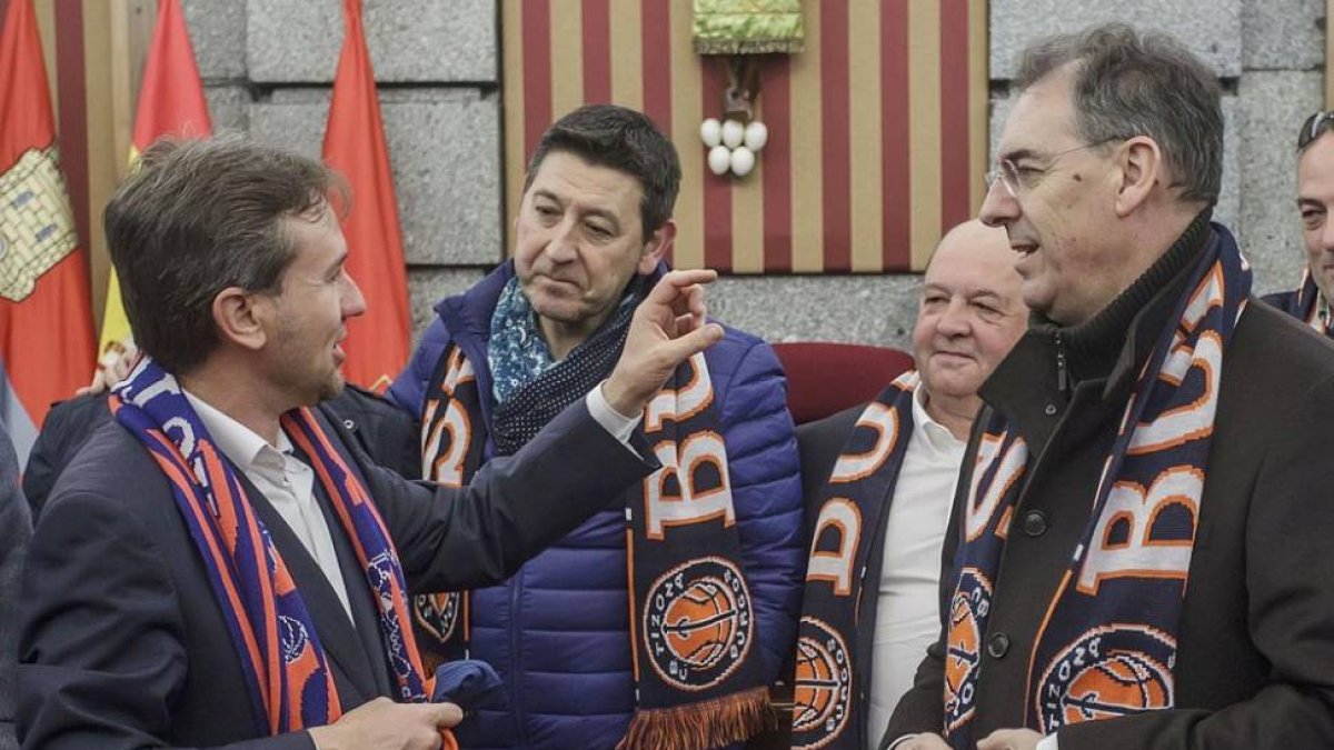 Lacalle habla con el presidente del Autocid, Miguel Ángel Benavente, en presencia de los directivos Luis Ángel García y Eduardo Martínez.-SANTI OTERO
