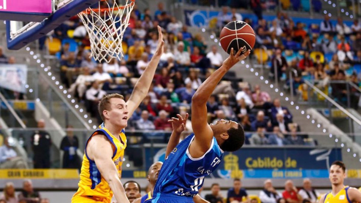 Fisher fuerza el 2+1 ante Pasecniks para adelantar al San Pablo.-ACB PHOTO / M. HENRÍQUEZ