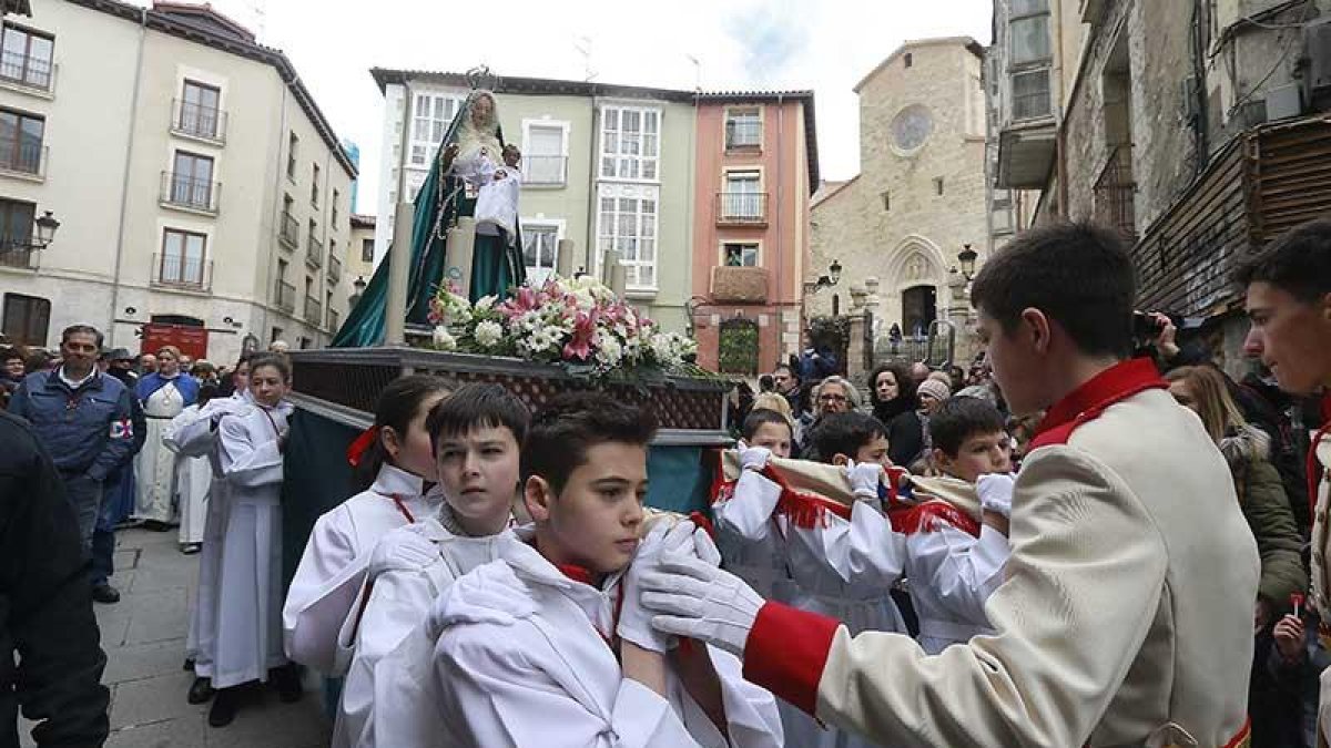 La imagen la portaban seis niños en las andas delanteras y otros seis detrás.-RAÚL G. OCHOA