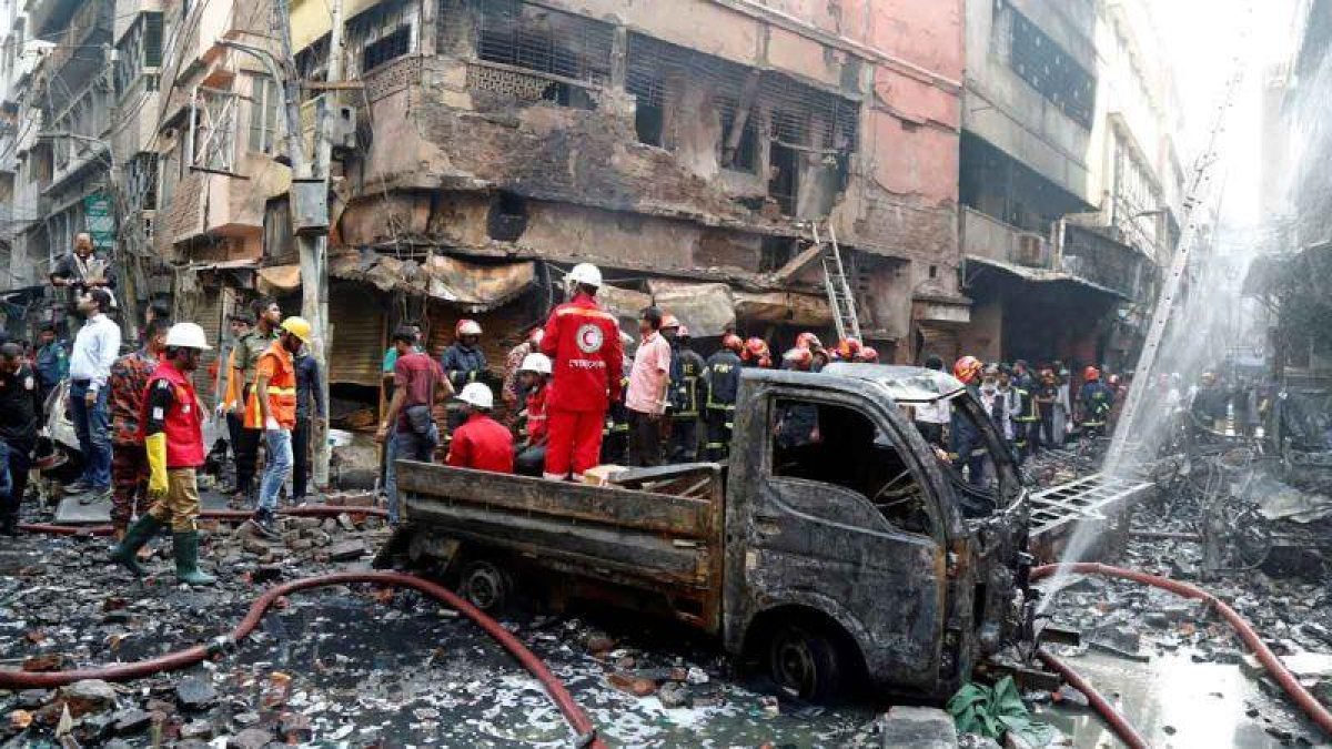 Un gran incendio en un barrio de Dacca causa decenas de muertos.-MONIRUL ALAM (EFE)