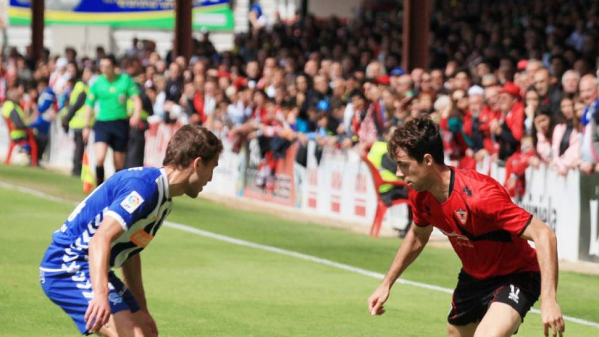 Pedro Martín trata de zafarse del marcaje de un jugador del Alavés en el último encuentro liguero-Alfonso G. Mardones