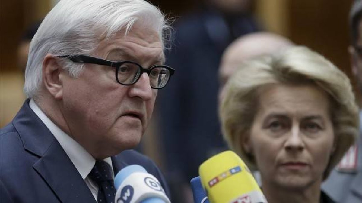 Steinmeier y Von der Leyen hablan ante los medios, este miércoles en Berlín.-Foto: AP / MICHAEL SOHN