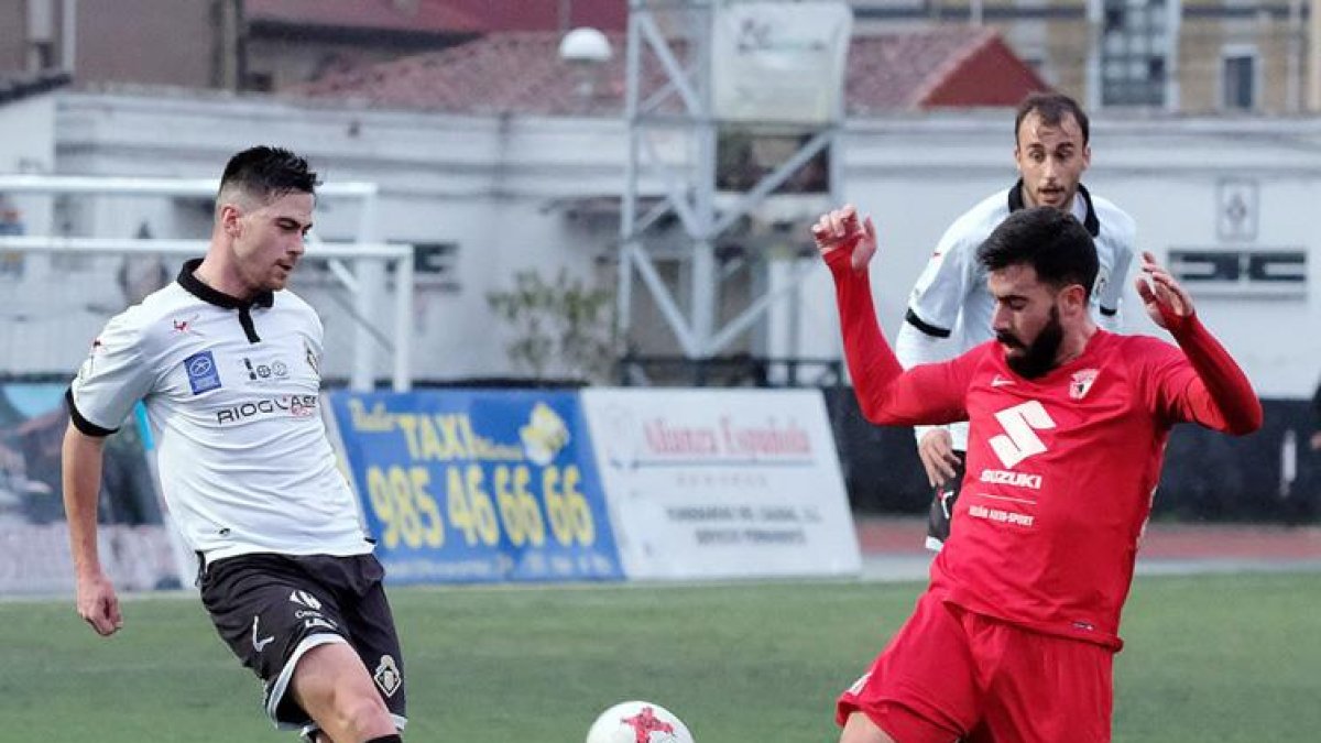 Adrián Hernández peleó pero no dispuso de ocasiones-SILVEIRA / LA NUEVA ESPAÑA