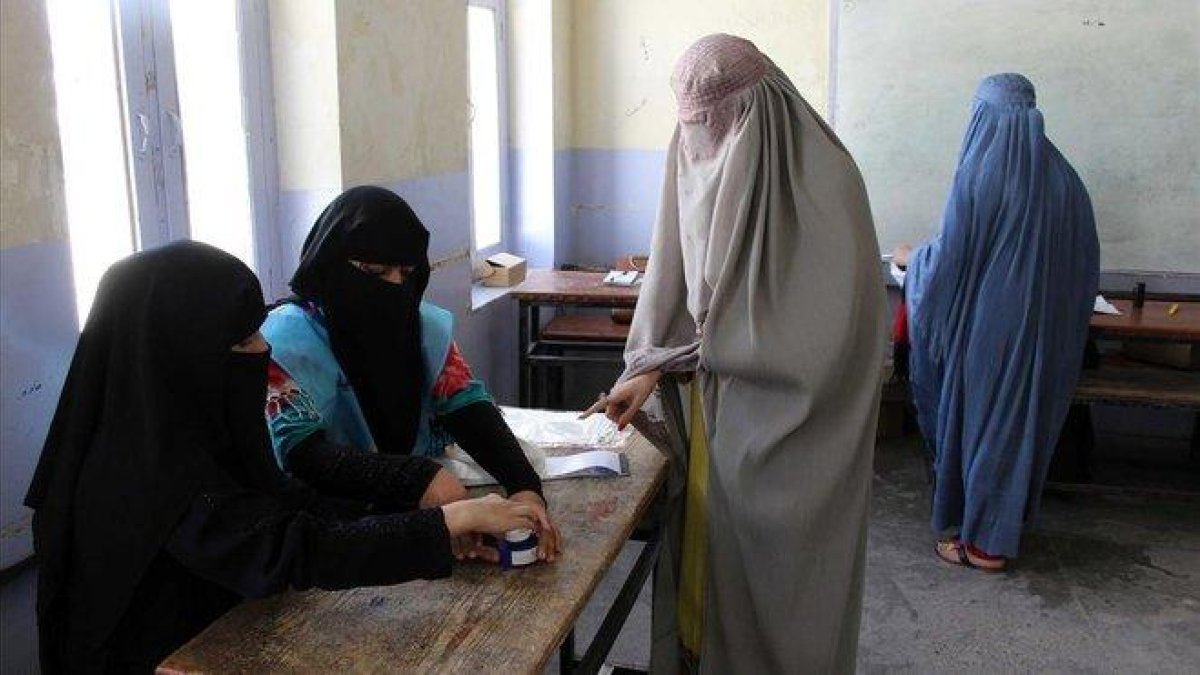 Dos mujeres afganas votan en un colegio de Kandahar, este sábado.-MUHAMMAD SADIQ (EFE)