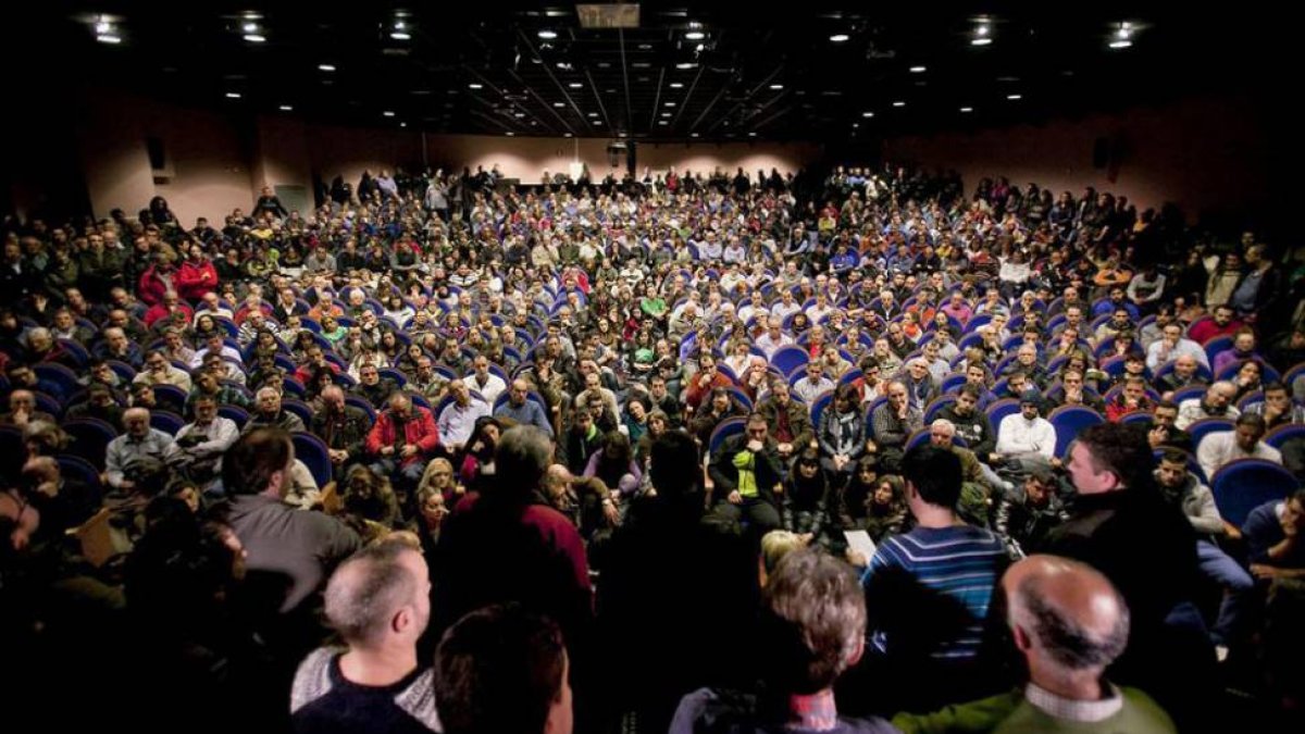 El salón de actos de la Casa de Cultura de Gamonal se quedó pequeño para acoger la asamblea a la que acudió la práctica totalidad de la plantilla.-SANTI OTERO