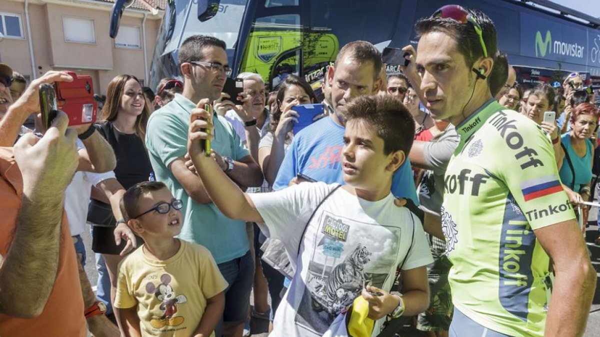 Alberto Contador es reclamado al principio y final de cada jornada para hacerse fotos y firmar autógrafos-Santi Otero