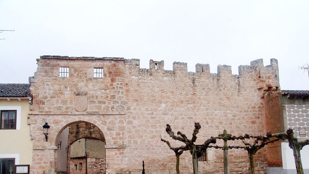 El casco medieval presenta una planta circular, definida claramente por la muralla, con un centro en la iglesia como símbolo del poder religioso y un segundo centro en el ayuntamiento, símbolo del poder civil. FOTOS: ICAL