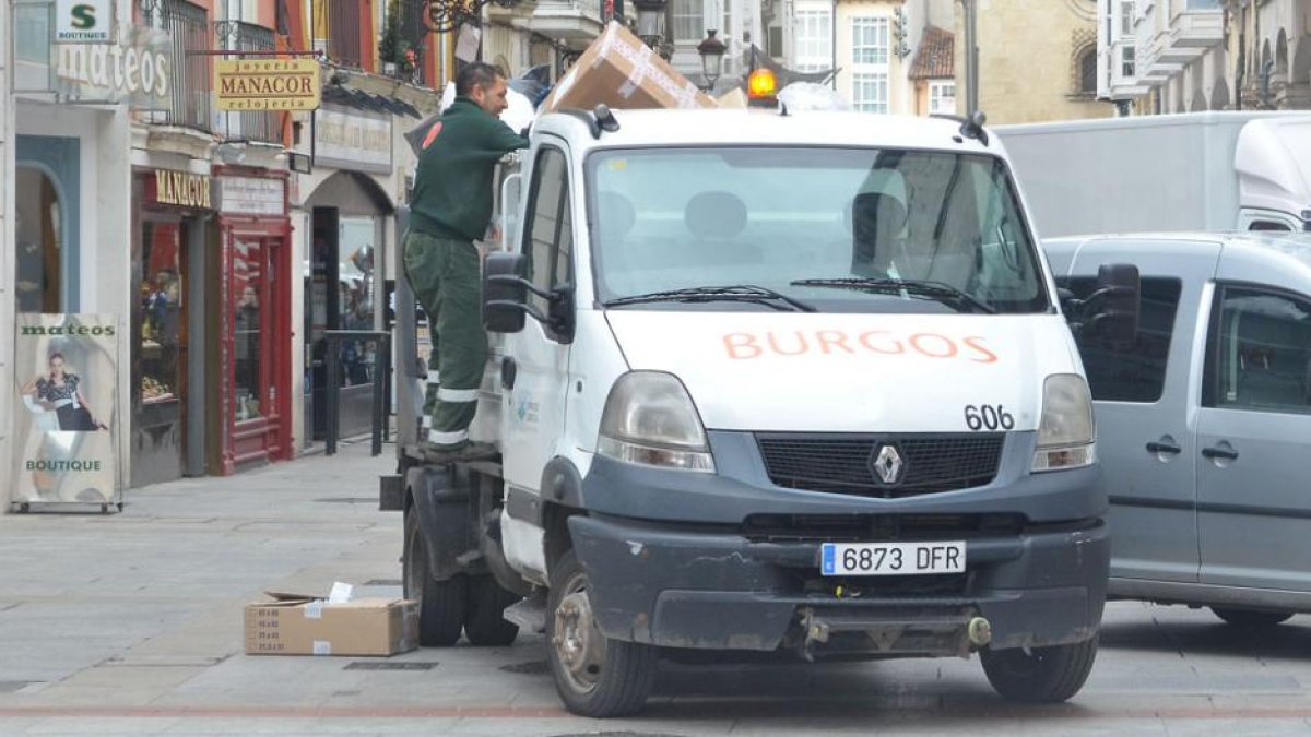 Un trabajador recoge cartón en una zona comercial del centro.-RAÚL G. OCHOA