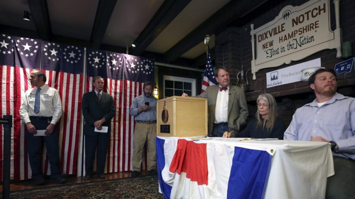 La única mesa electoral de Dixville Notch, el pueblo más pequeño de Nuevo Hampshire y el primero que votó en la medianoche de este martes, ocho de noviembre de 2016.-EFE / HERB SWANSON