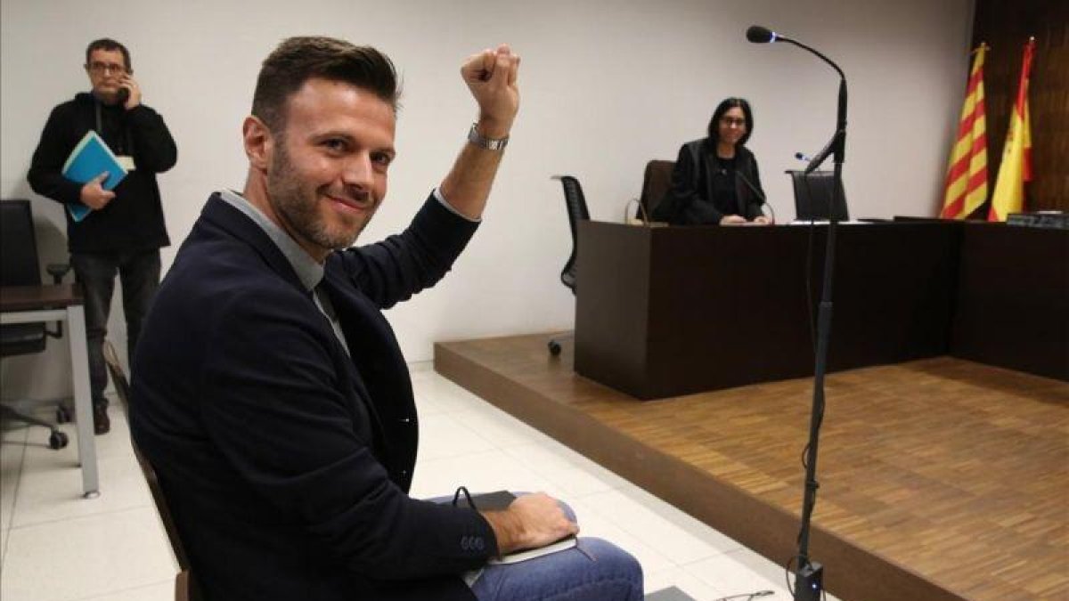 El exteniente de alcalde de Badalona Josep Téllez, en el banquillo este jueves.-RICARD CUGAT