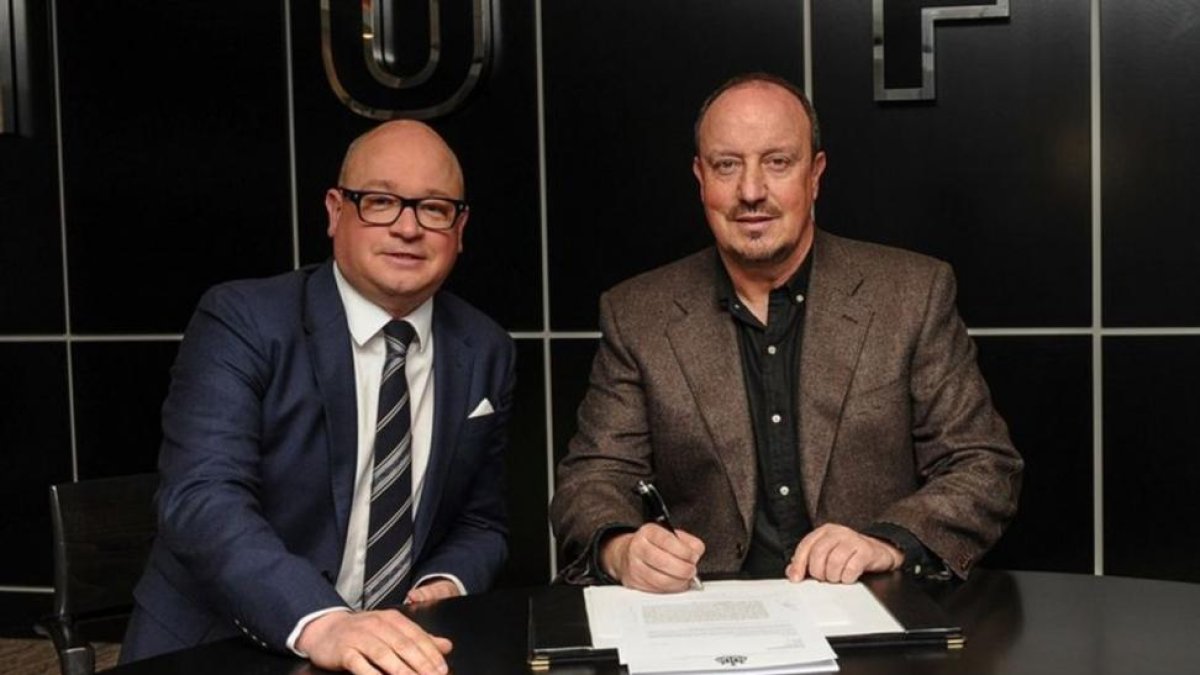 Lee Charnley y Rafa Benítez en la firma del contrato del entrenador español.-GETTY / NEWCASTLE / SERENA TAYLOR