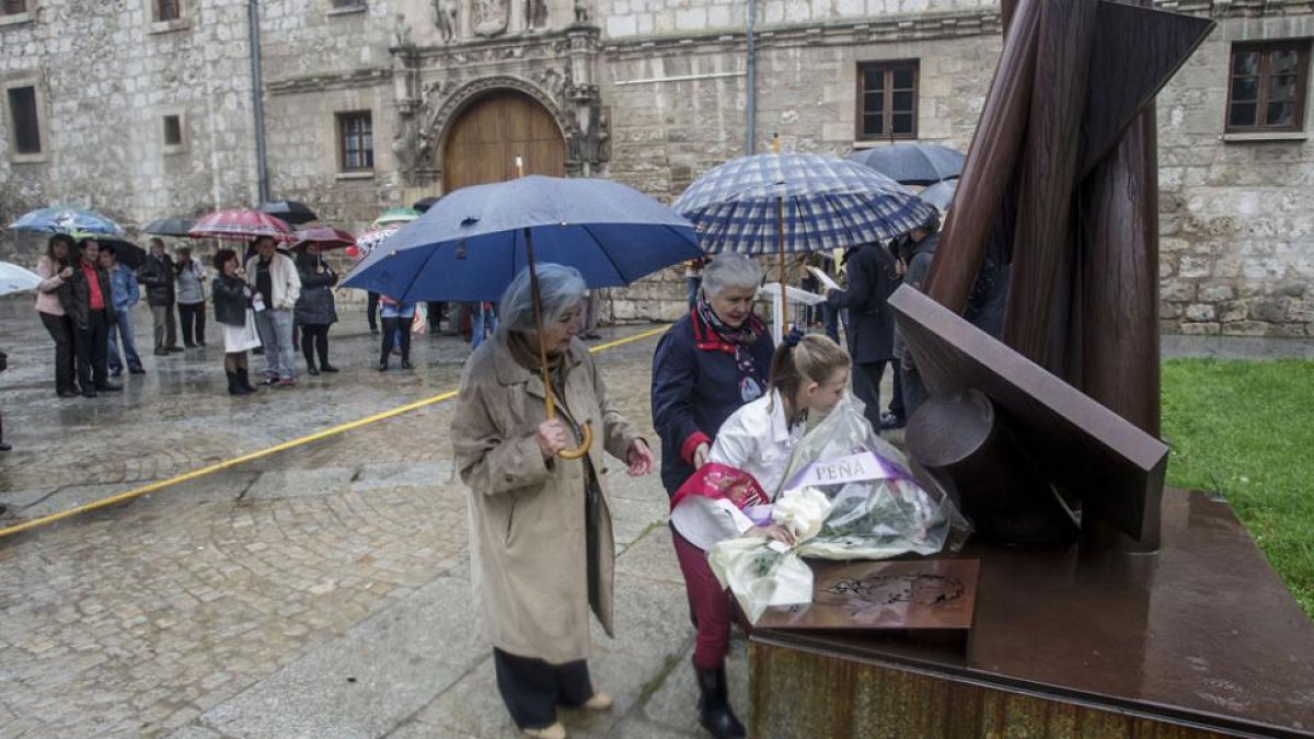Las sobrinas del músico y la reina infantil de la Peña Antonio José depositaron el primer ramo.-Santi Otero