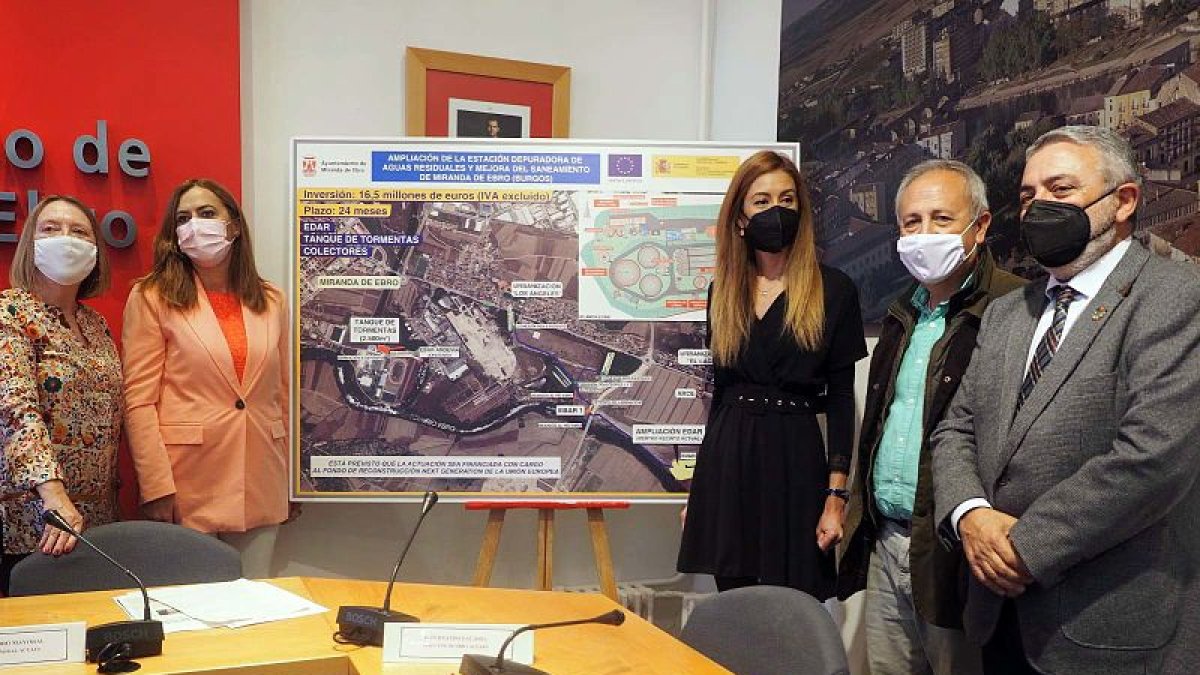 La alcaldesa de Miranda de Ebro, Aitana Hernando, junto a la la delegada del Gobierno en Castilla y León, Virginia Barcones, tras firmar el convenio con Acuaes. ICAL