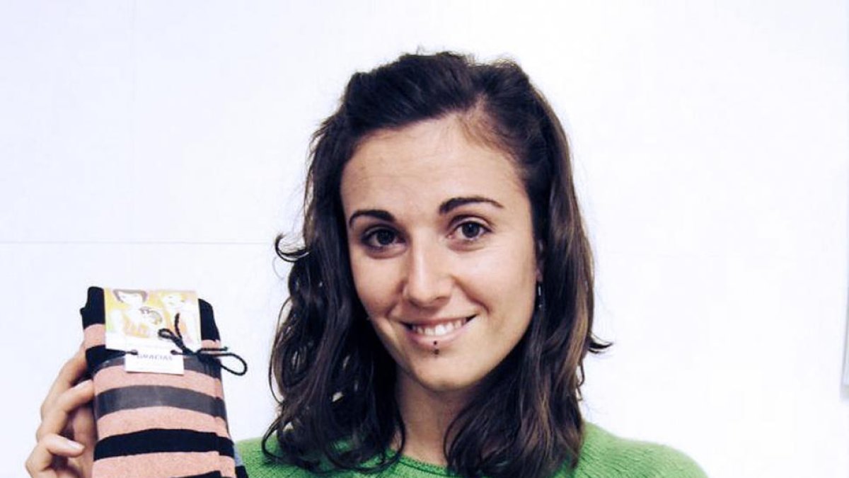 Irene Sáiz posa con varias docenas de calcetines solidarios gracias a su iniciativa.-ECB