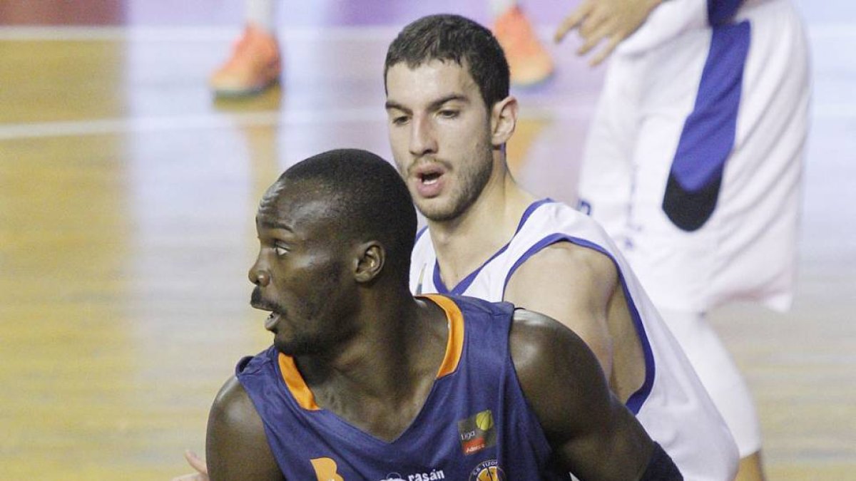 Diouf postea ante Laso en un partido frente al Melilla del pasado curso.-SANTI OTERO
