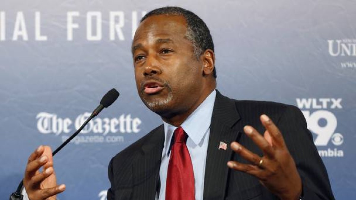 Ben Carson, precandidato presidencial del Partido Republicano de Estados Unidos, habla durante un mitin en Manchester el pasado mes de agosto.-AP / JIM COLE