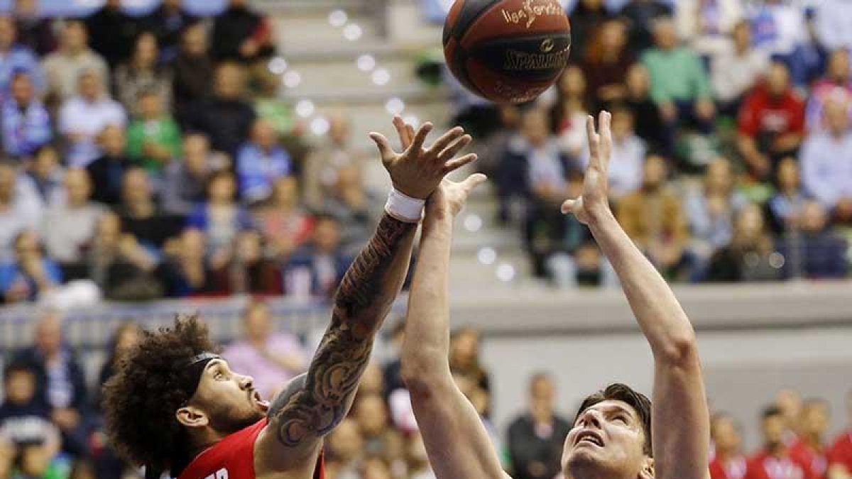 Huskic gana la partida a Booker y Radoncic, ayer.-SANTI OTERO