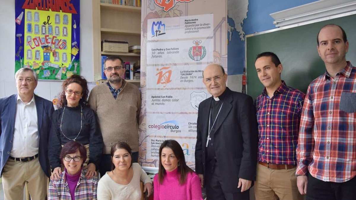 Docentes de los centros que participan en este plan posan en una de las aulas del colegio San Pedro y San Felices.-ISRAEL L. MURILLO