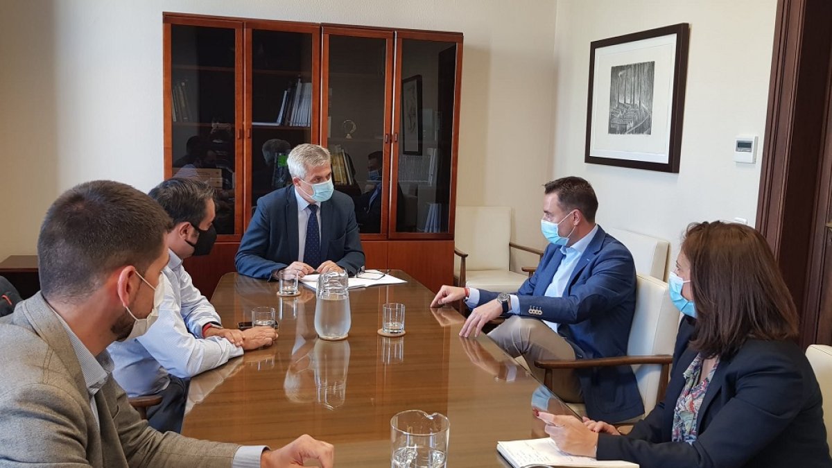 Jurado, De la Rosa y Peña, ayer en Madrid con los responsables del Ministerio. ECB