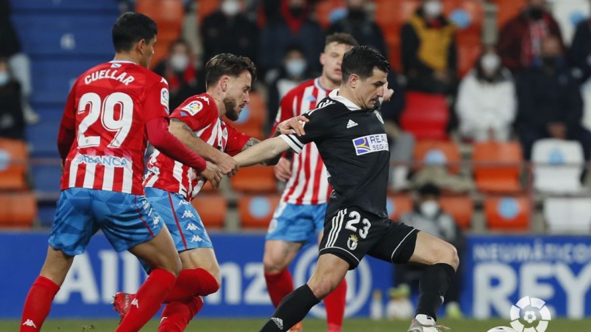 Matos controla el balón en un lance del partido disputado en el Anxo Carro. LALIGA