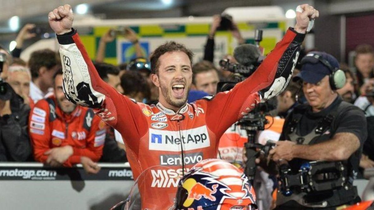 Andrea Dovizioso celebra su victoria en el Gran Premio de Catar.-EFE / NOUSHAD THEKKAYIL