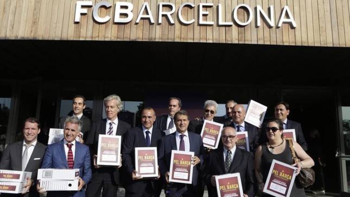 Joan Laporta, rodeado de la que sería su junta, muestras las 4.807 firmas recogidas antes de entregarlas en el Camp Nou.-Foto: ALBERT BERTRAN