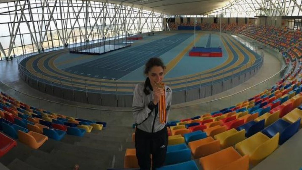 Celia Antón posa con la medalla de oro en las gradas del pabellón de Sabadell.-