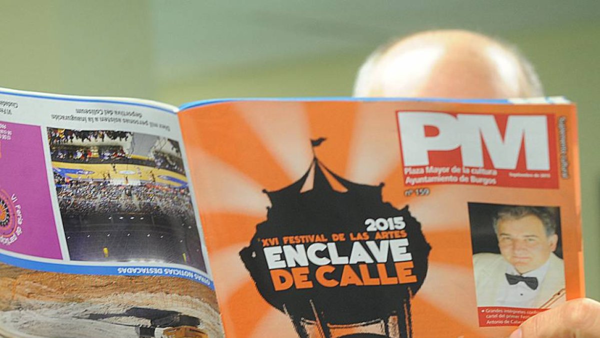 Un lector consulta la revista Plaza Mayor del mes de septiembre.-ISRAEL L. MURILLO