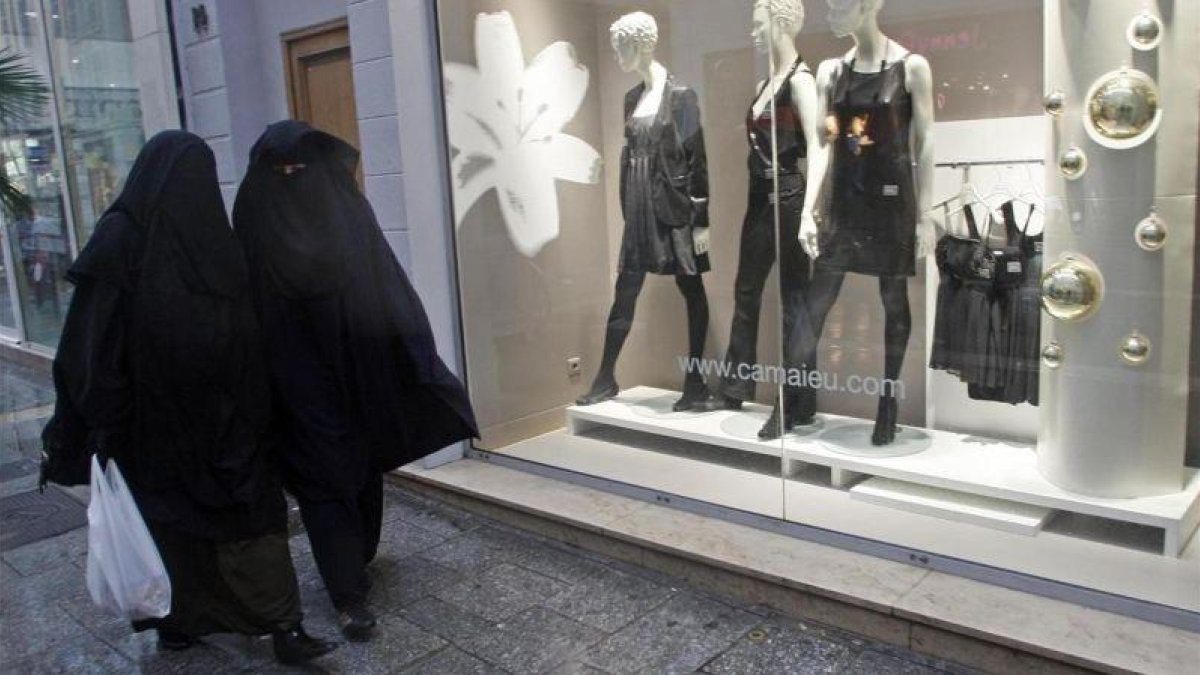 Imagen de archivo de dos mujeres paseando con niqab por las calles de Marsella, Francia, donde el uso de esta prenda se prohibió en el 2011.-JEAN-PAUL PELISSIER (REUTERS)