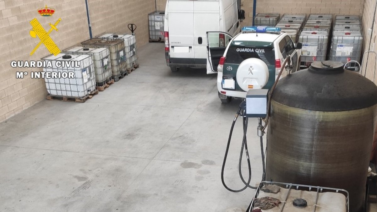El investigado suministraba el combustible de forma ilegal en una nave. GUARDIA CIVIL