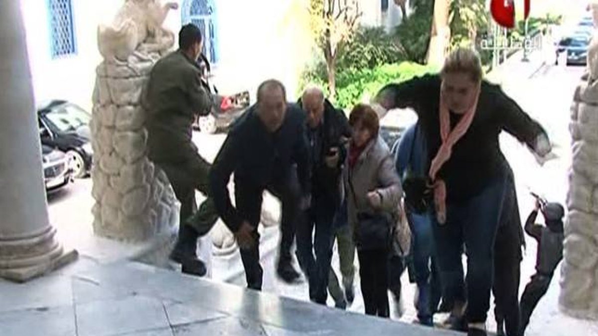 Turistas escapan de los terroristas en el ataque de Túnez.-Foto: AFP