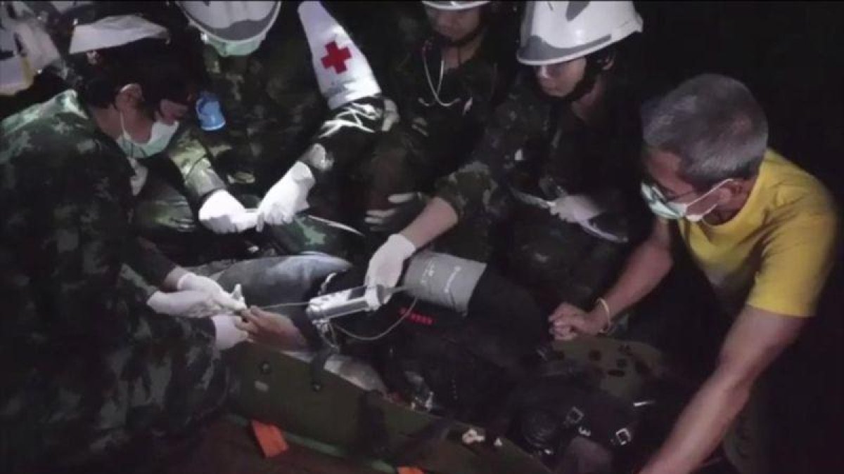 El equipo de rescate traslada a uno de los niños atrapados en la cueva de Tailandia, el pasado 11 de julio.-THAI NAVY SEAL (AP)