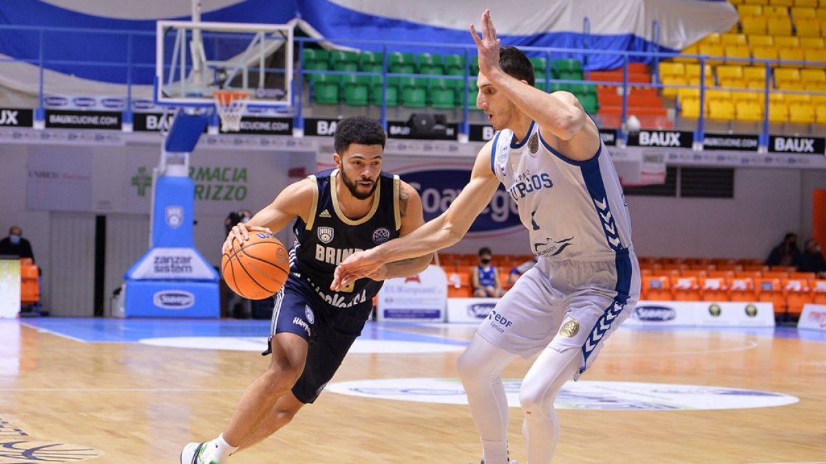 Dejan Kravic trata de frenar una penetración del base del Happy Casa Brindisi Thompson. BCL