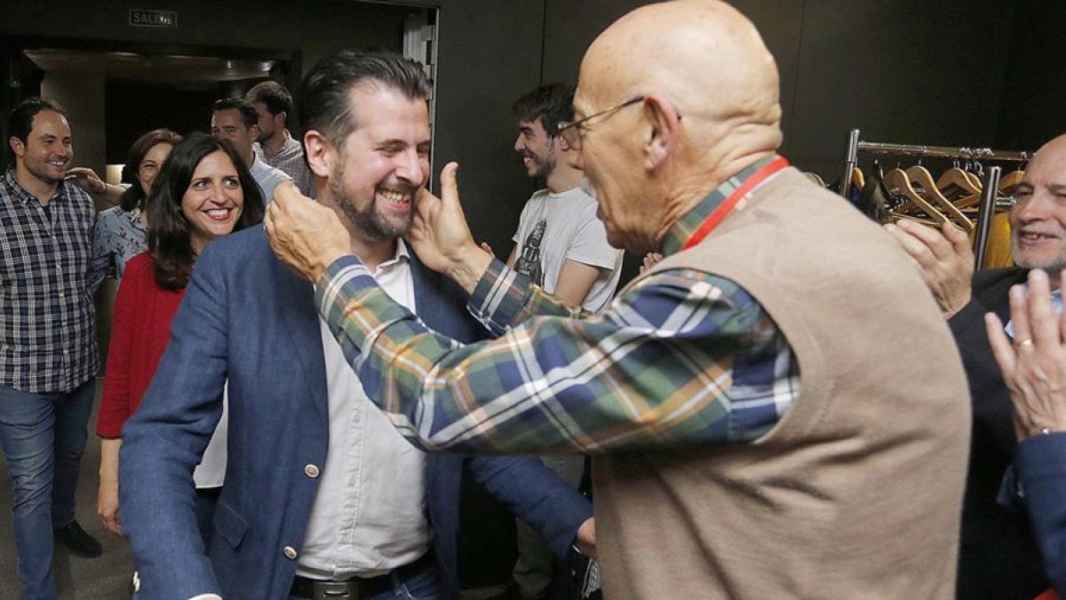 Luis Tudanca seguido por Esther Peña es recibido por militantes a su llegada al hotel Silken-Santi Otero