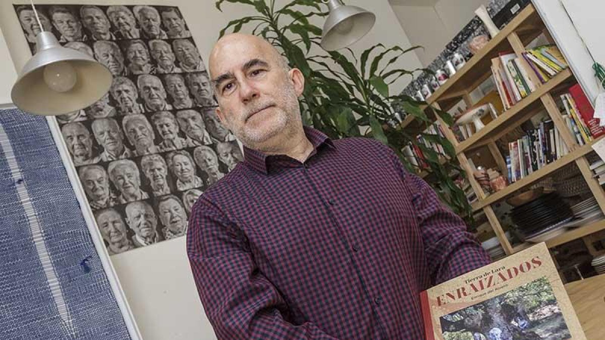 Enrique del Rivero, con un ejemplar de ‘Enraizados’ en Masala, que acoge una exposición sobre este proyecto.-Santi Otero