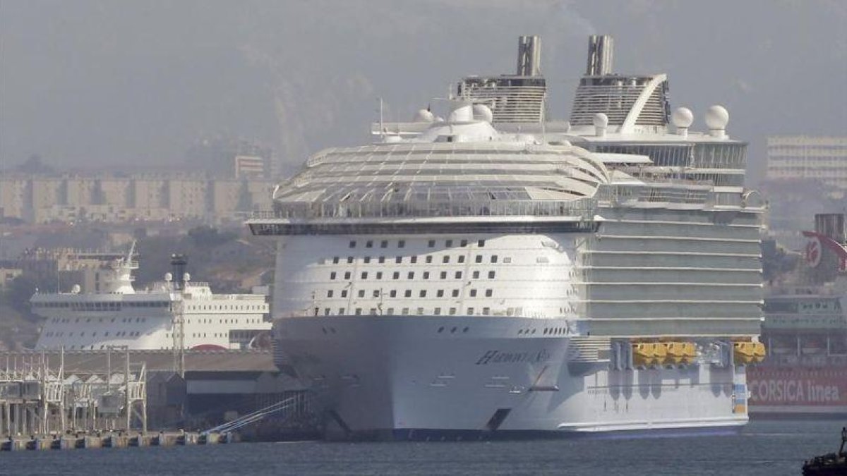 El crucero Harmony of the Seas en el puerto de Marsella con los botes salvavidas de color amarillo situados en la parte lateral del buque.-Claude Paris