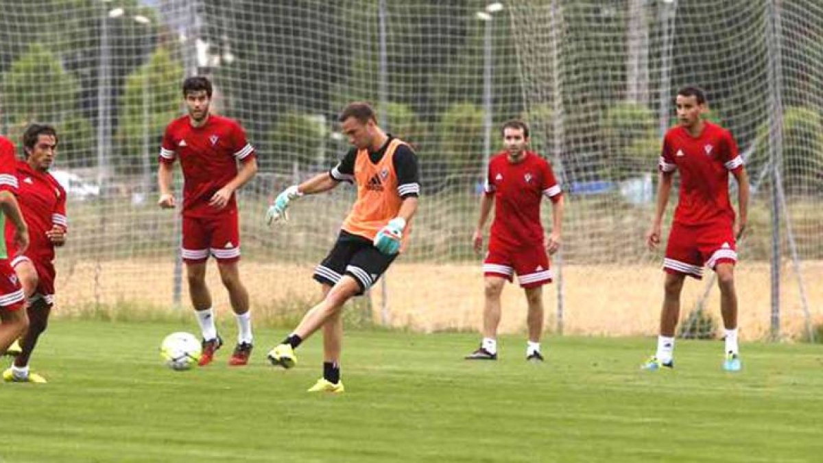 Imagen del entrenamiento matutino que realizó el Mirandés en el anexo a Anduva.-