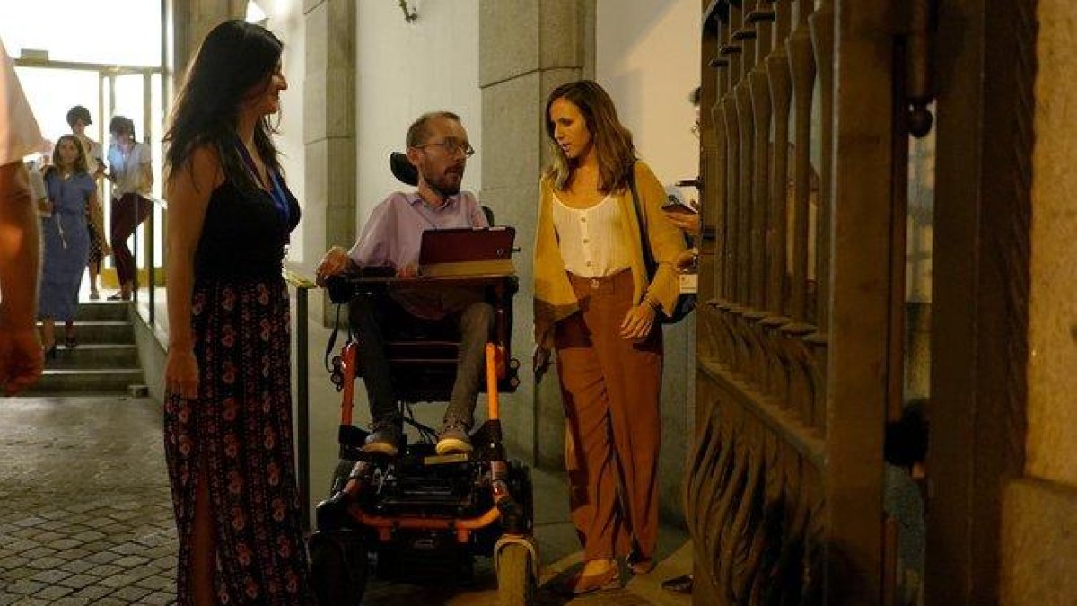 Pablo Echenique e Ione Belarra, tras la reunión, anoche, con Podemos.-JOSÉ LUIS ROCA