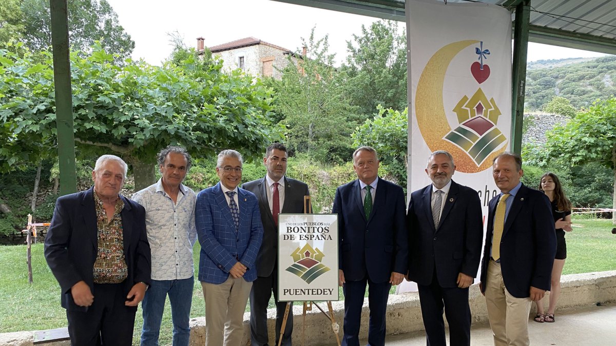 El pueblo de Puentedey ha destapado el cartel que le acredita como uno de los Pueblos más Bonitos de España. ECB