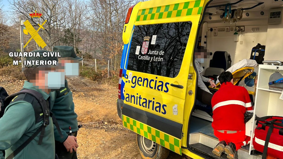 Sin poder caminar por la inflamación y el fuerte dolor, la mujer fue porteada por relevos hasta la ambulancia. ECB