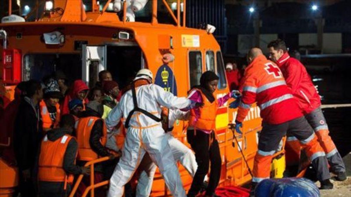 Inmigrantes rescatados por Salvamento Marítimo llegan a Málaga, ayer.-DANIEL PÉREZ