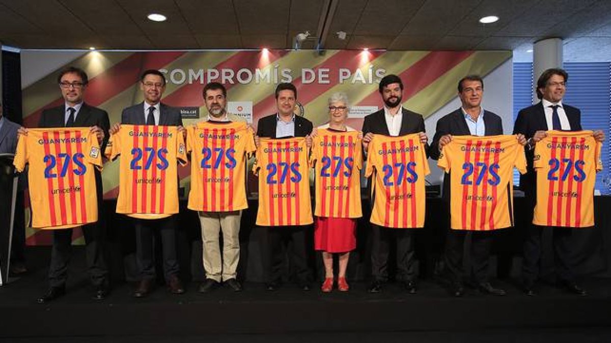 De izquierda a derecha, Agustí Benedito, Josep Maria Bartomeu, Jordi Sánchez (Assemblea Nacional Catalana), Xavier Vinyals (Plataforma Proseleccions Esportives Catalanes), Muriel Casals (Òmnium Cultural), Gerard Esteva (Unió de Federacions Esportives de C-Foto: FERRAN NADEU