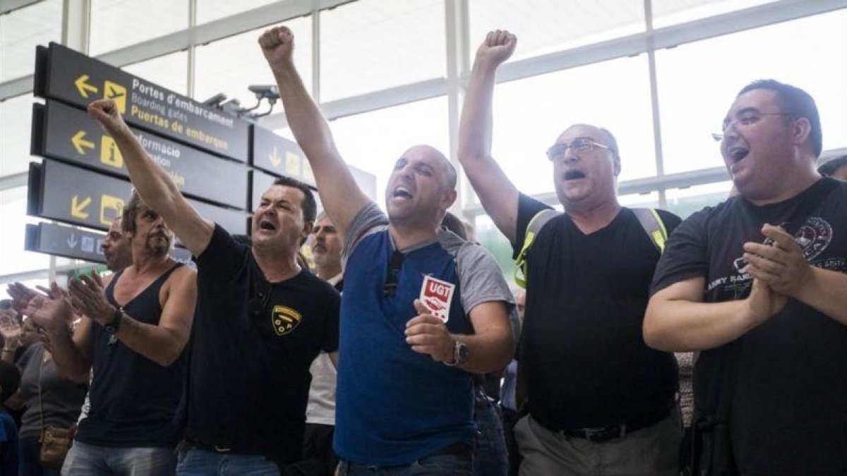 Protesta de trabajadores de Eulen en el aeropuerto de El Prat.-QUIQUE GARCIA (EFE)